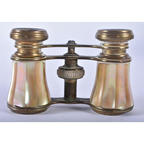 1237 - A PAIR OF MOTHER OF PEARL OPERA GLASSES. 9 cm x 9 cm extended.