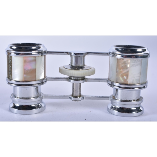 1239 - A PAIR OF MOTHER OF PEARL OPERA GLASSES. 9 cm x 6 cm extended.