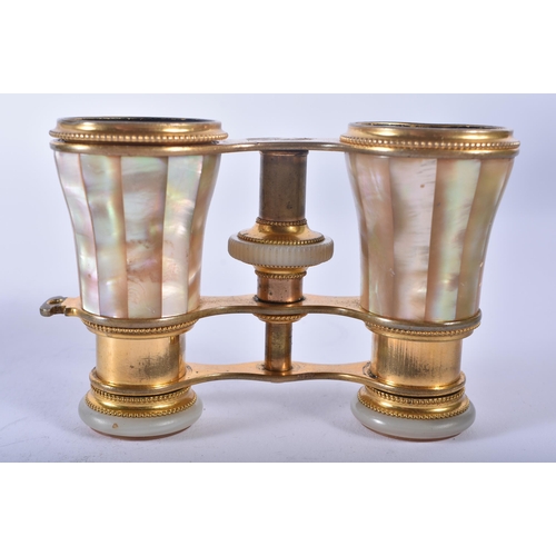 1240 - A PAIR OF MOTHER OF PEARL OPERA GLASSES. 9 cm x 9 cm extended.