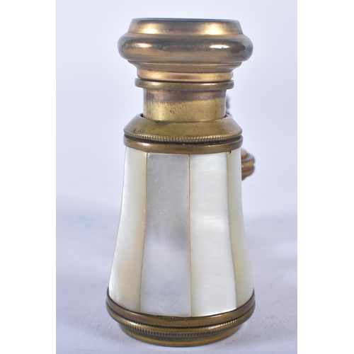 1242 - A PAIR OF MOTHER OF PEARL OPERA GLASSES. 9 cm x 9 cm extended.