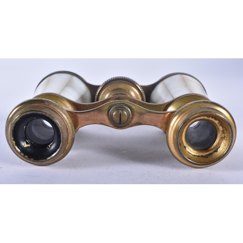 1242 - A PAIR OF MOTHER OF PEARL OPERA GLASSES. 9 cm x 9 cm extended.