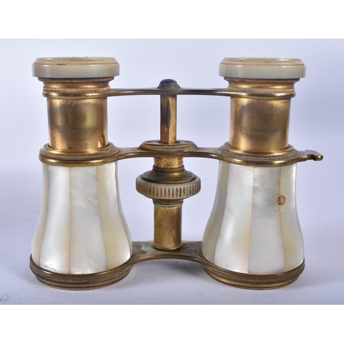 1243 - A PAIR OF MOTHER OF PEARL OPERA GLASSES. 9 cm x 9 cm extended.