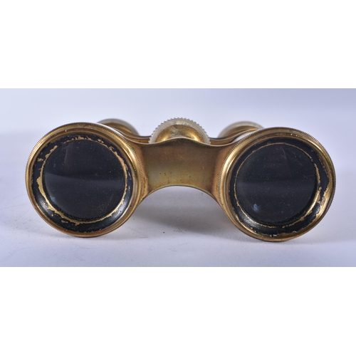 1243 - A PAIR OF MOTHER OF PEARL OPERA GLASSES. 9 cm x 9 cm extended.