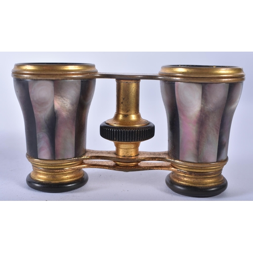 1245 - A PAIR OF MOTHER OF PEARL OPERA GLASSES. 9 cm x 9 cm extended.