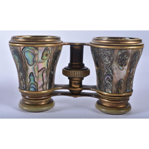 1246 - A PAIR OF MOTHER OF PEARL OPERA GLASSES. 9 cm x 9 cm extended.