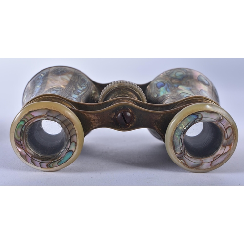 1246 - A PAIR OF MOTHER OF PEARL OPERA GLASSES. 9 cm x 9 cm extended.