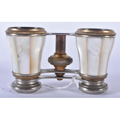 1248 - A PAIR OF MOTHER OF PEARL OPERA GLASSES. 9 cm x 9 cm extended.