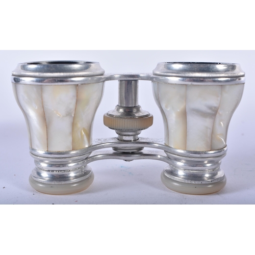 1249 - A PAIR OF MOTHER OF PEARL OPERA GLASSES. 9 cm x 9 cm extended.