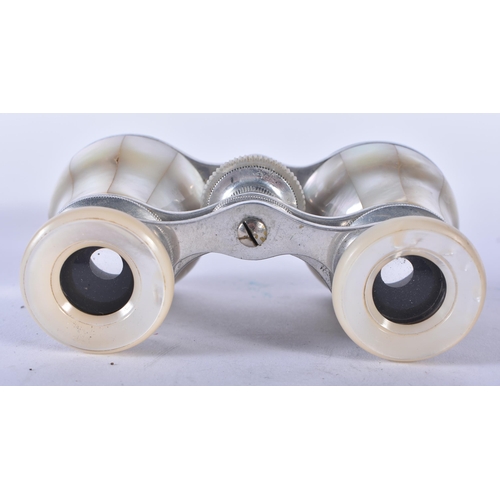 1249 - A PAIR OF MOTHER OF PEARL OPERA GLASSES. 9 cm x 9 cm extended.