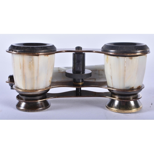 1250 - A PAIR OF MOTHER OF PEARL OPERA GLASSES. 18cm wide extended.