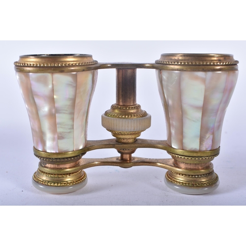 1251 - A PAIR OF MOTHER OF PEARL OPERA GLASSES. 9 cm x 9 cm extended.