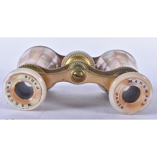 1251 - A PAIR OF MOTHER OF PEARL OPERA GLASSES. 9 cm x 9 cm extended.