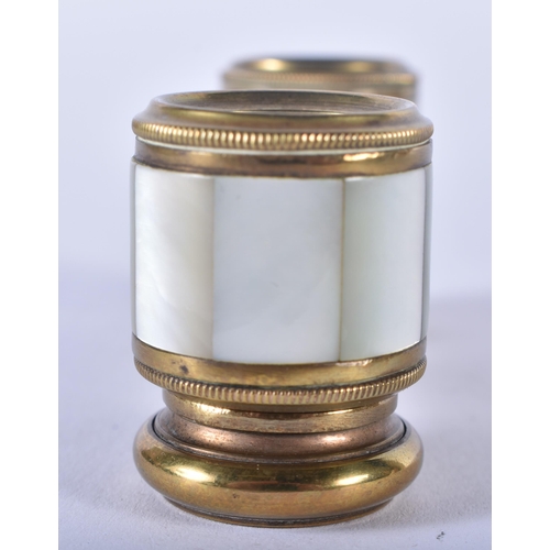 1252 - A PAIR OF MOTHER OF PEARL OPERA GLASSES. 9 cm x 9 cm extended.