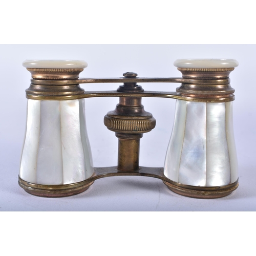 1254 - A PAIR OF MOTHER OF PEARL OPERA GLASSES. 9 cm x 9 cm extended.