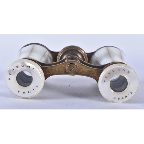 1254 - A PAIR OF MOTHER OF PEARL OPERA GLASSES. 9 cm x 9 cm extended.