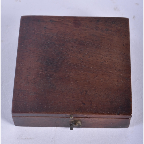 1265 - A Compass in a Wood Case.  6.4cm x 6.5 cm z 1.8 cm.  Working