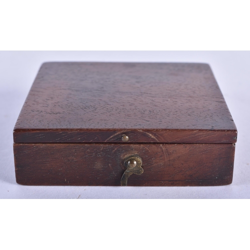 1265 - A Compass in a Wood Case.  6.4cm x 6.5 cm z 1.8 cm.  Working