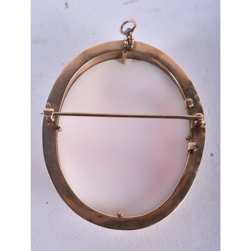 1291 - An Antique Gold Mounted Cameo Brooch / Pendant in the Classical Style.  4.5 cm x 3.7cm, weight 13.5g