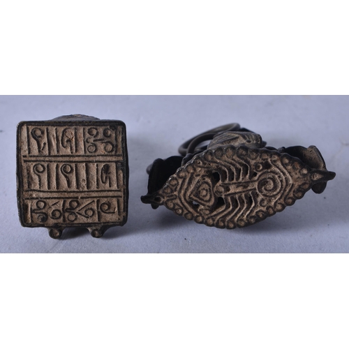 1312 - Two Early Bronze Seals.  Largest 4cm x 3 cm x 2.5 cm, total weight 65.1g (2)