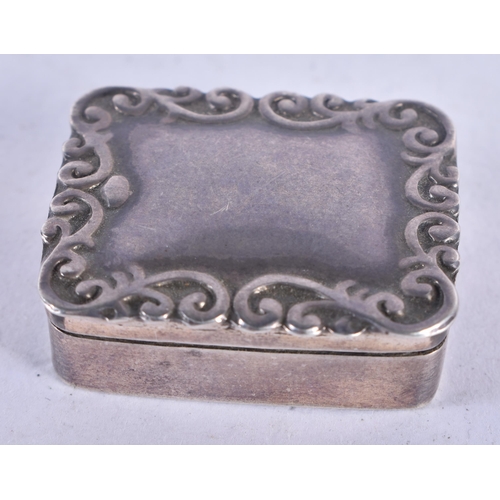 1346 - An Antique Silver Pill Box. Stamped 925.  3.1cm x 2.7cm x 1.1cm, weight 14g