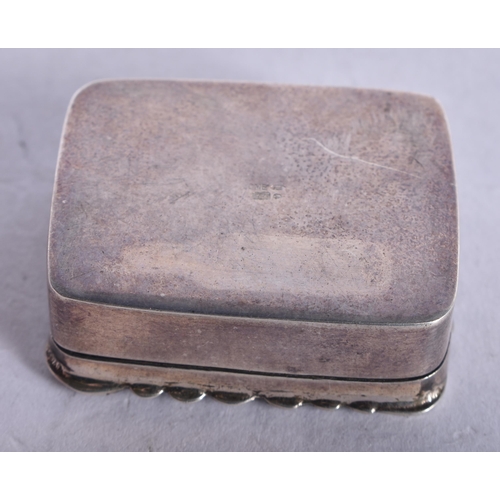 1346 - An Antique Silver Pill Box. Stamped 925.  3.1cm x 2.7cm x 1.1cm, weight 14g