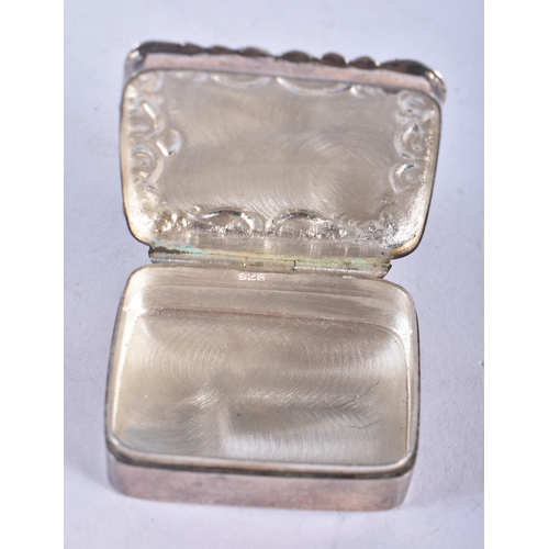 1346 - An Antique Silver Pill Box. Stamped 925.  3.1cm x 2.7cm x 1.1cm, weight 14g