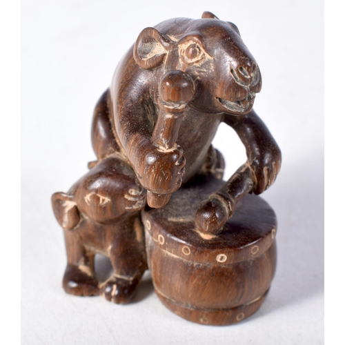 1462 - A Carved Hardwood Netsuke of a Rat Banging a Drum.  4.5 cm x 3.3 cm x 2.8 cm, weight 22.6g