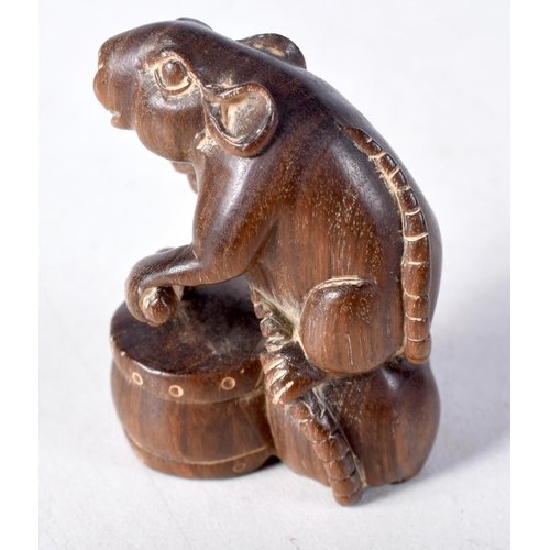 1462 - A Carved Hardwood Netsuke of a Rat Banging a Drum.  4.5 cm x 3.3 cm x 2.8 cm, weight 22.6g