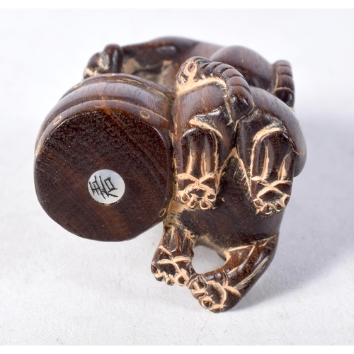 1462 - A Carved Hardwood Netsuke of a Rat Banging a Drum.  4.5 cm x 3.3 cm x 2.8 cm, weight 22.6g