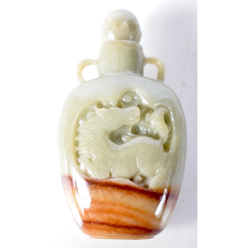 1466 - A Two Tone Carved Jade Snuff Bottle.  7.8 cm x 4.2 cm x 2.6 cm