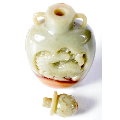 1466 - A Two Tone Carved Jade Snuff Bottle.  7.8 cm x 4.2 cm x 2.6 cm