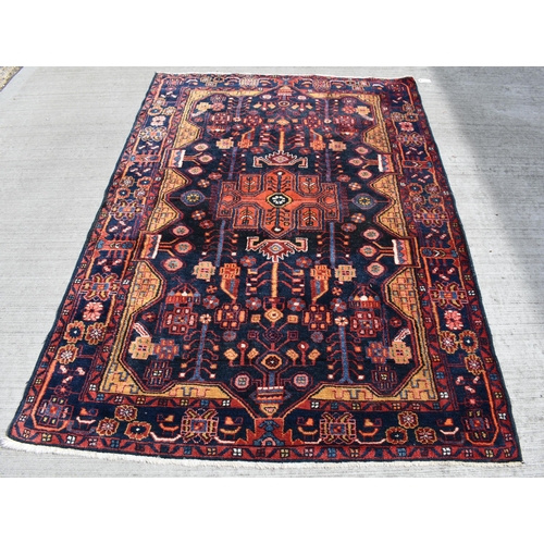 3987 - A Persian Bakhtiari rug 214 x 149 cm