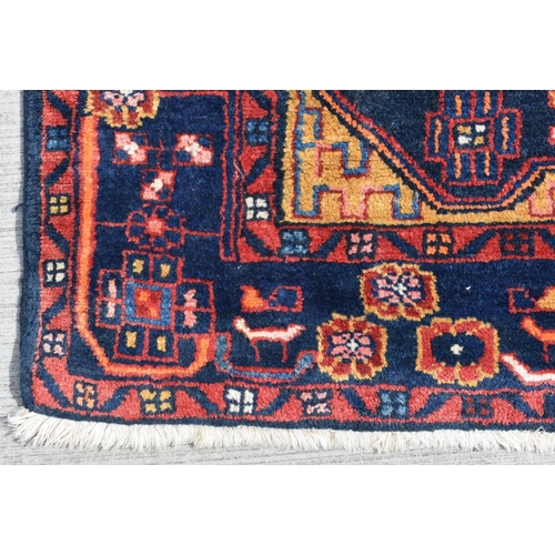 3987 - A Persian Bakhtiari rug 214 x 149 cm