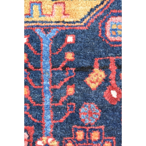 3987 - A Persian Bakhtiari rug 214 x 149 cm