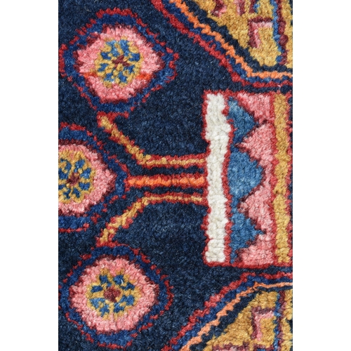 3987 - A Persian Bakhtiari rug 214 x 149 cm