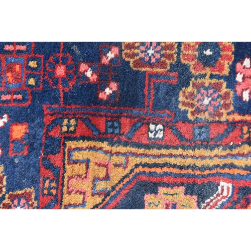 3987 - A Persian Bakhtiari rug 214 x 149 cm