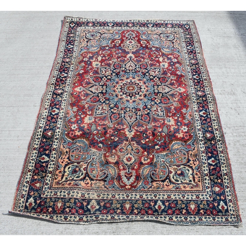 3993 - A Persian rug 189 x 122 cm