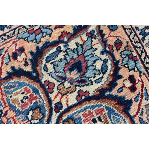 3993 - A Persian rug 189 x 122 cm