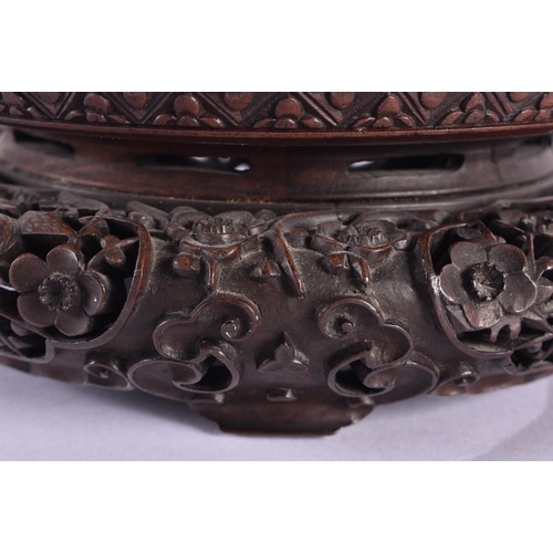 112 - A FINE EARLY 19TH CENTURY CHINESE CARVED HARDWOOD DRAGON STAND Qing, beautifully carved with a friez... 