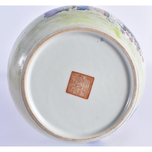 113 - A FINE LARGE EARLY 20TH CENTURY CHINESE FAMILLE ROSE PORCELAIN TWIN HANDLED VASE Late Qing/Republic,... 