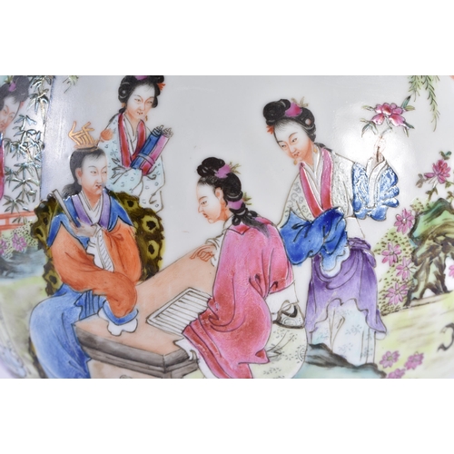 113 - A FINE LARGE EARLY 20TH CENTURY CHINESE FAMILLE ROSE PORCELAIN TWIN HANDLED VASE Late Qing/Republic,... 