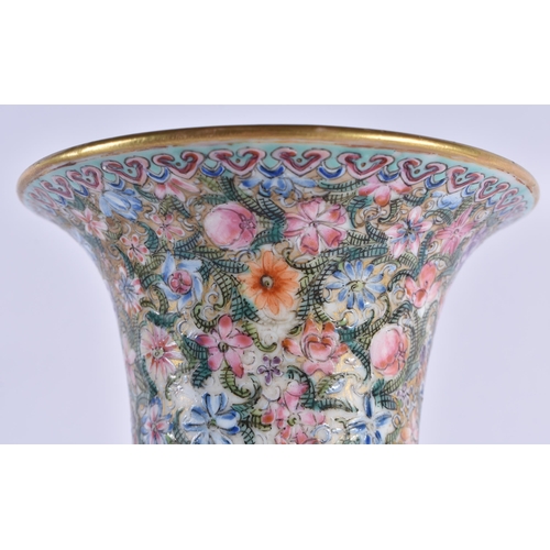113 - A FINE LARGE EARLY 20TH CENTURY CHINESE FAMILLE ROSE PORCELAIN TWIN HANDLED VASE Late Qing/Republic,... 