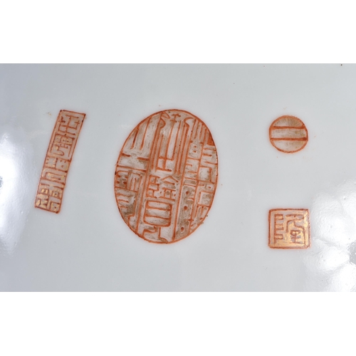 113 - A FINE LARGE EARLY 20TH CENTURY CHINESE FAMILLE ROSE PORCELAIN TWIN HANDLED VASE Late Qing/Republic,... 