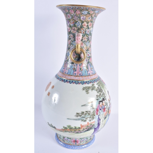 113 - A FINE LARGE EARLY 20TH CENTURY CHINESE FAMILLE ROSE PORCELAIN TWIN HANDLED VASE Late Qing/Republic,... 