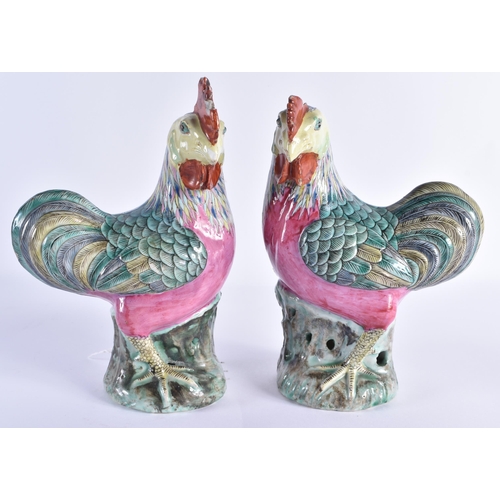 115 - A PAIR OF EARLY 19TH CENTURY CHINESE CANTON FAMILLE ROSE FIGURES OF FOWL Qing, modelled as hens with... 