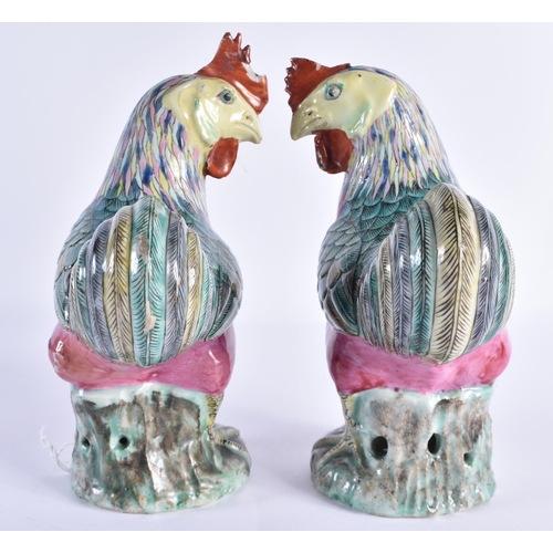115 - A PAIR OF EARLY 19TH CENTURY CHINESE CANTON FAMILLE ROSE FIGURES OF FOWL Qing, modelled as hens with... 