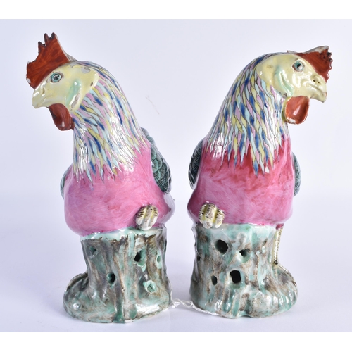 115 - A PAIR OF EARLY 19TH CENTURY CHINESE CANTON FAMILLE ROSE FIGURES OF FOWL Qing, modelled as hens with... 