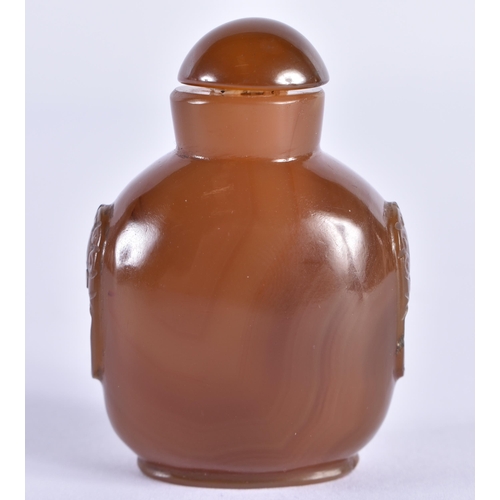 119 - A 19TH CENTURY CHINESE CARVED AGATE SNUFF BOTTLE Qing, with agate stopper. 6 cm x 4 cm.