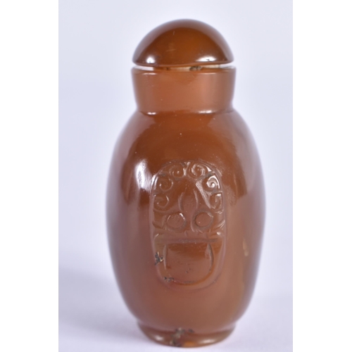 119 - A 19TH CENTURY CHINESE CARVED AGATE SNUFF BOTTLE Qing, with agate stopper. 6 cm x 4 cm.