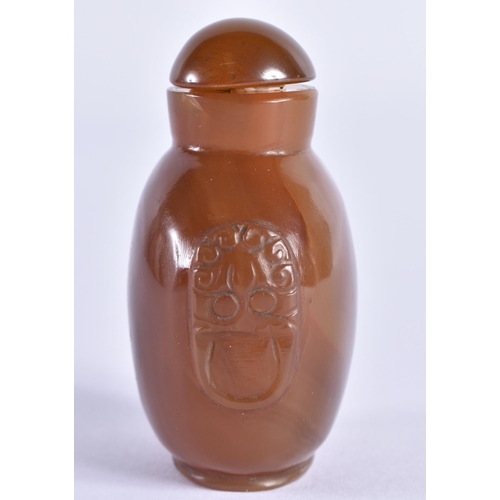 119 - A 19TH CENTURY CHINESE CARVED AGATE SNUFF BOTTLE Qing, with agate stopper. 6 cm x 4 cm.